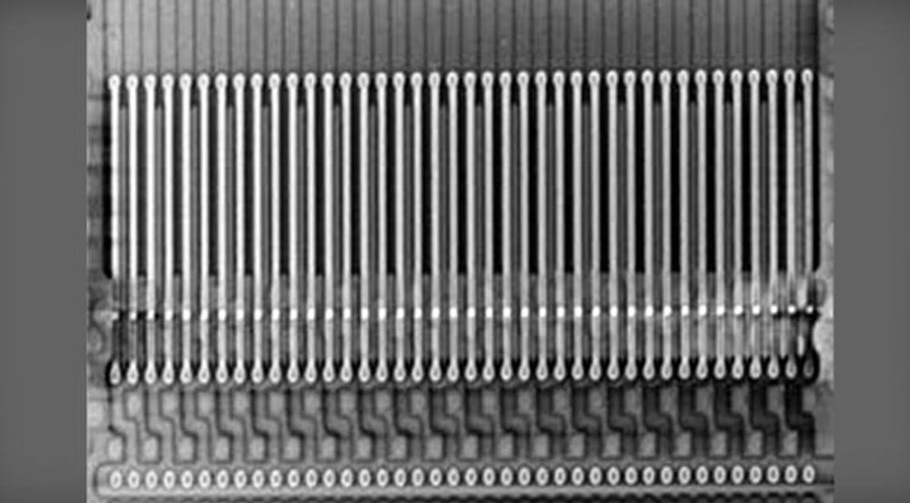 IBM har offentliggjort dette bildet av «racetrack»-brikken, som viser 40 vannrette nanotråder hvor informasjon kan lagres magnetisk.
