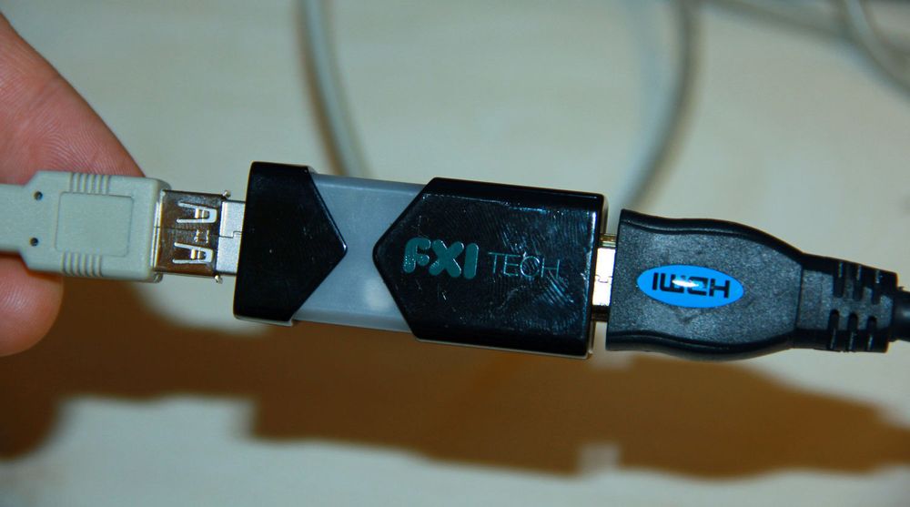 Med USB i den ene enden og HDMI i den andre, kan Cotton Candy kobles til både strøm, datamaskiner, tastatur og store skjermer. 