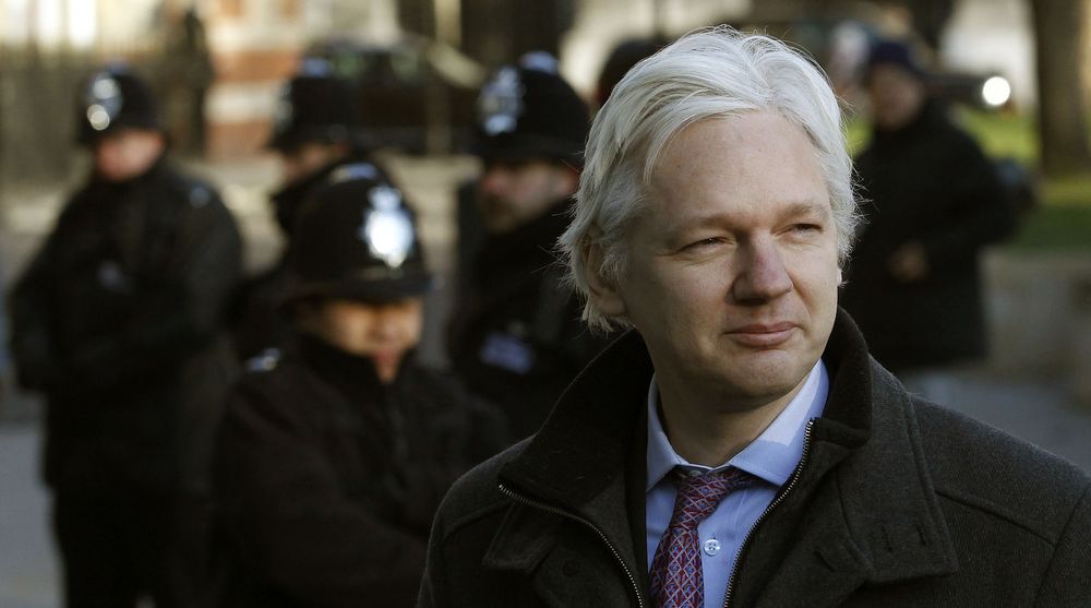 4000 av e-postene fra etterretningstjenesten Stratfor omhandler Wikileaks og Julian Assange, her fotografert utenfor britisk høyesterett 2. februar i år under høringene om utlevering til Sverige. Wikileaks mener e-postene dokumenterer ulovlige pengetransaksjoner i Stratfor, og hvordan Stratfor er bruk i den amerikanske regjeringens angrep mot Wikileaks.