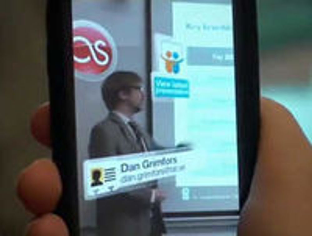 Recognizr fra Polar Rose bruker mobiltelefonens kamera til straks å gjenkjenne foredragsholderen på ansiktet, og legger opp lenker til hans ulike profiler. (Fra demovideoen på Youtube.)