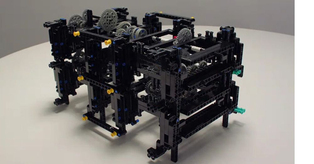 Det tok Andrew Carol 30 dager å sette sammen 1500 Lego Technics-biter for å lage en fungerende kopi av Antikythera.