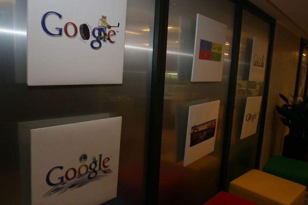 Google liker å utsmykke veggene med logoen sin i ulike varianter.