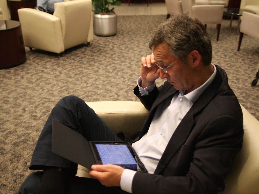 Statsminister Jens Stoltenberg er ivrig bruker av nye tjenester og IT-verktøy, her en iPad.