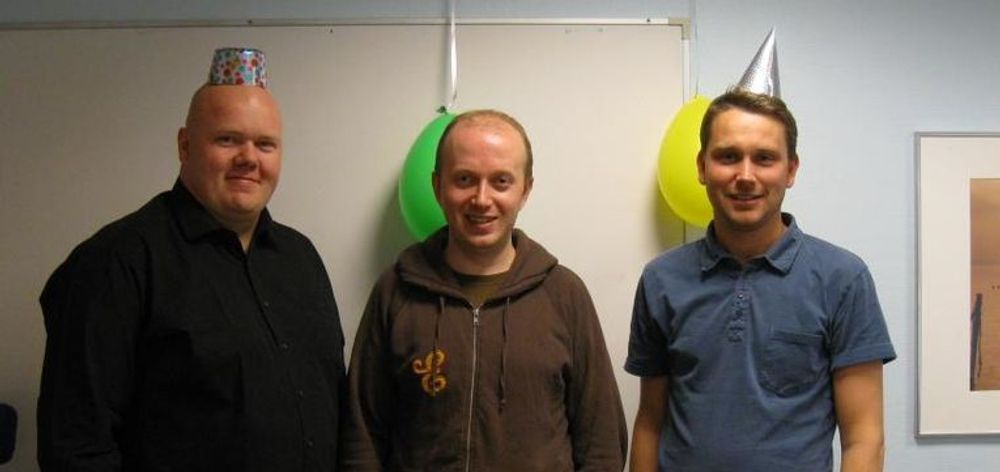 Nettpionerer feirer femten år. Fra venstre: Harald Paulsen, Henrik Dramstad og Lars Nøring. Øystein Homelien, den fjerde gründeren var dessverre ikke til stede når bildet ble tatt. (Foto: selskapet)