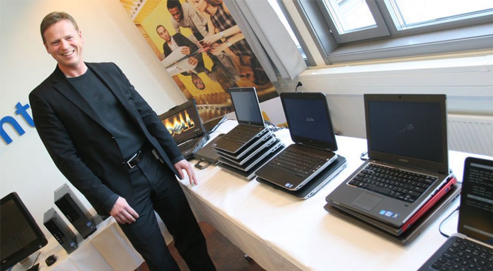 Produktsjef Ivar Follestad i Dell Norge viser frem selskapets nye pc-kolleksjon. iMac-klonen Optiplex 9010 kan skimtes til venstre i bildet.