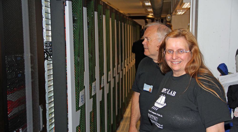 Anne Cathrine Elster og Arve Dispen ved rekken av racks som utgjør superdatamaskinen Vilje.