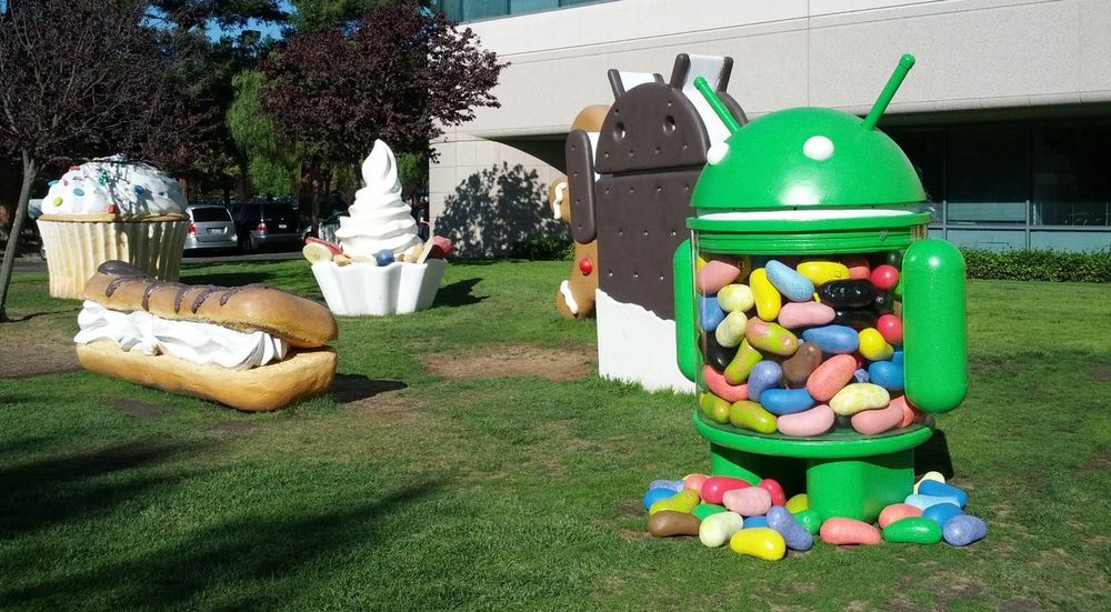 Statuene som representerer de ulike Android-versjonene, finnes ved Googles hovedkontor i Mountain View, California. Her er også en ny og varmesikker Jelly Bean-figur kommet på plass, etter at den første smeltet i varmen.