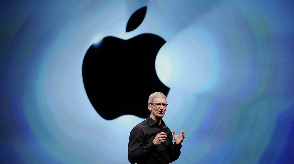 Apple-topp Tim Cook (bildet) og den nye sjefen for iOS, Eddy Cue, er igang med å rydde i ledelsen. Nå har den ansvarlige for Apples kartfiasko fått sparken, melder Bloomberg News.