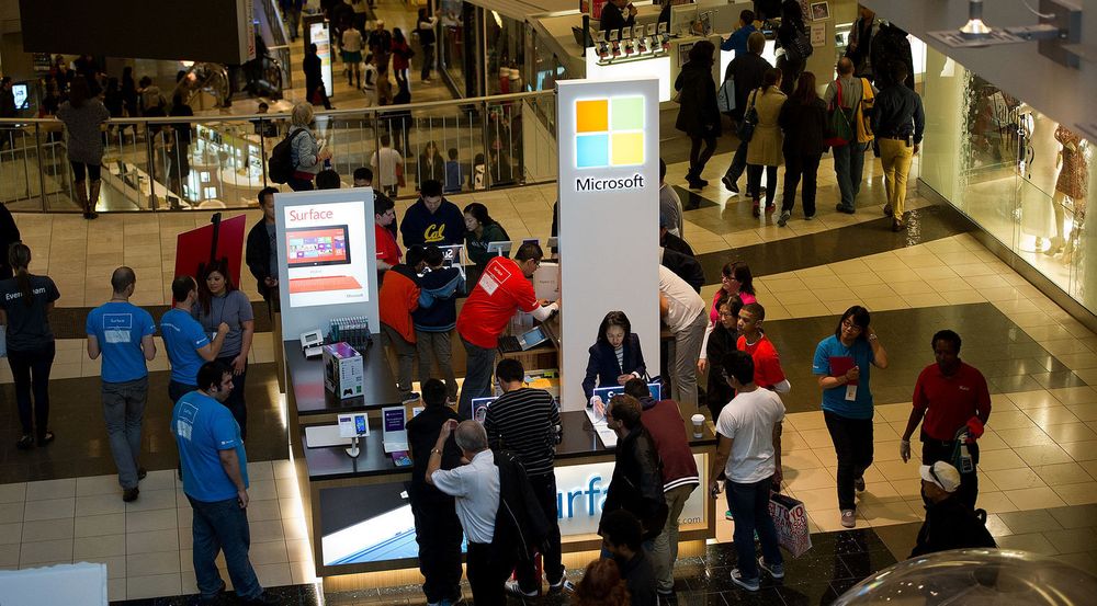 Microsoft har siden 2009 åpnet 32 egne butikker i USA og Canada, ofte i større kjøpesentra, som her i The San Francisco Centre i California. Nå er konseptet på vei også til Europa.