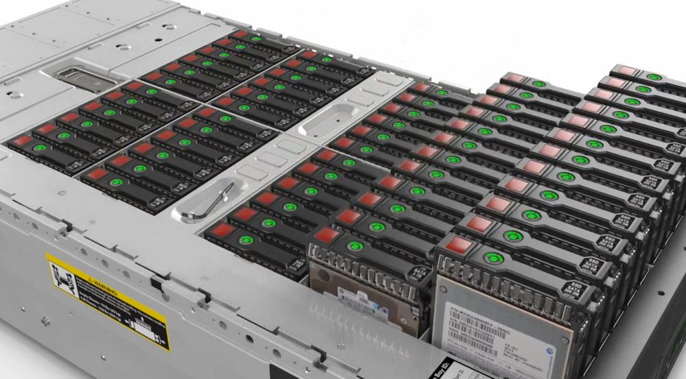 Serveren er en enhet på 4,3 U. Det er plass til to fire-kjernede prosessorer og 62 disker.Som vist her ligger 60 av diskene rett under toppdekselet.