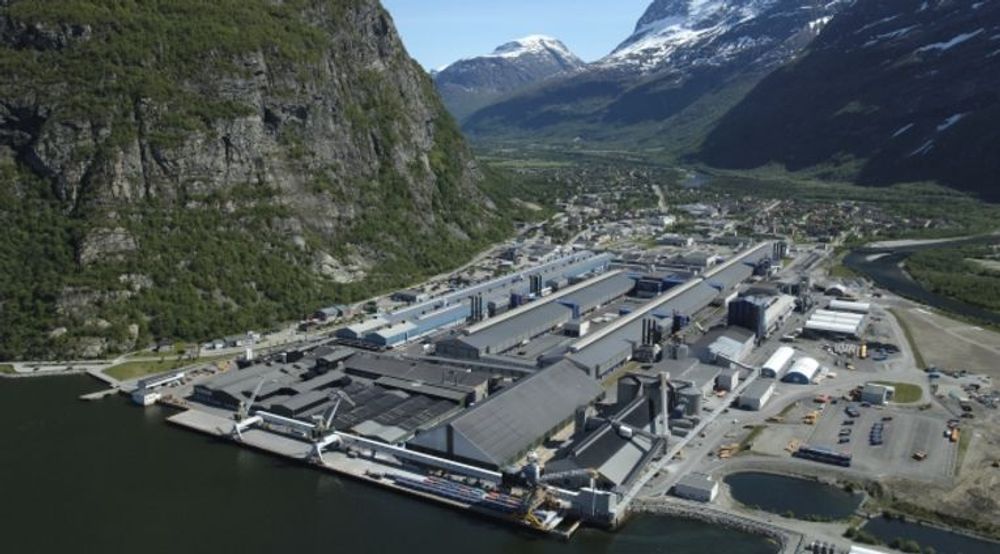 Alumineumsgiganten Hydro, her representert ved smelteverket på Sunndal, har valgt å holde seg til Evry som driftsleverandør. 