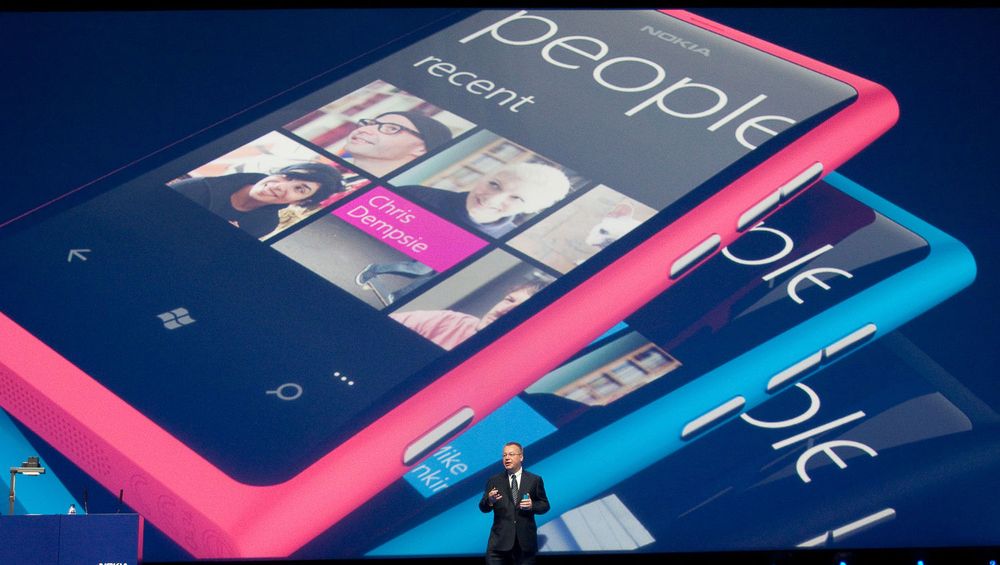 Stephen Elop avduket Nokias nye Windows-baserte flaggskip «Lumia 800» på Nokia World 2011.