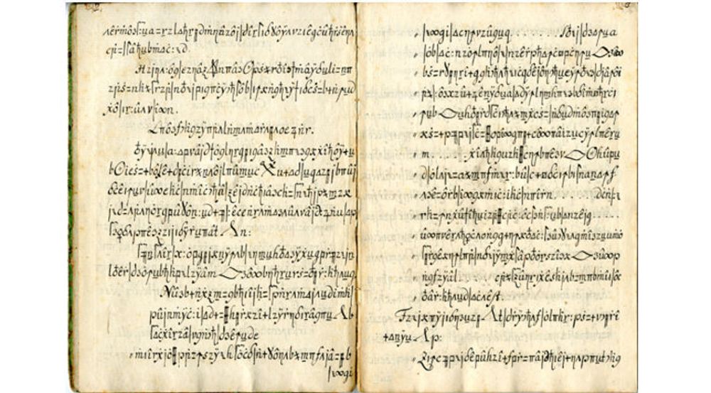 Side 4 og 5 i manuskriptet viser vakker håndskrift og kryptiske tegn. Da prosjektet startet visste ingen med sikkerhet hvilket språk Copiale var skrevet på.