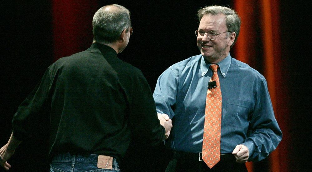 Android forsuret forholdet mellom dem: Her gratulerer Googles daværende toppsjef Eric Schmidt (til h.) Steve Jobs rett etter avdukingen av iPhone i januar 2007.