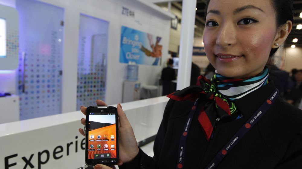 Det kinesiske markedet for smarttelefoner er glodhett. Her poserer en kinesisk kvinne med ZTE sin nyeste modell på en mobilkonferanse i Hong Kong tidligere denne måneden. 