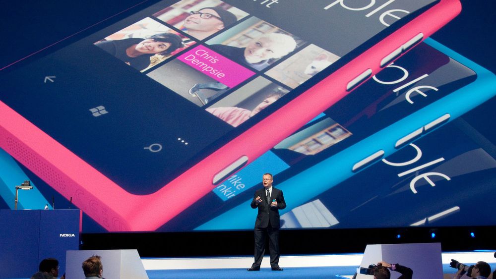 Nokias toppsjef er neppe fornøyd med analytikernes siste spådommer. Her presenterer Stephen Elop flaggskipet Lumia 800 på en seanse i London for en snau måned siden.
