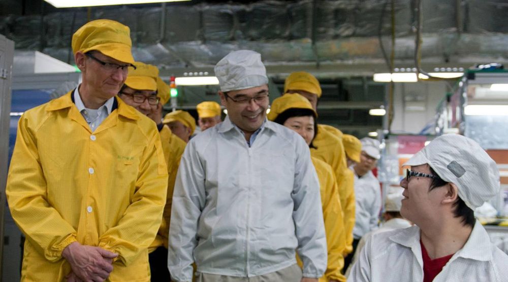 Apples toppsjef Tim Cook (i gult) inspiserte produksjonslinjen for iPhone i Foxconns nye anlegg i Zhengzhou i Henan-provinsen 28. mars.