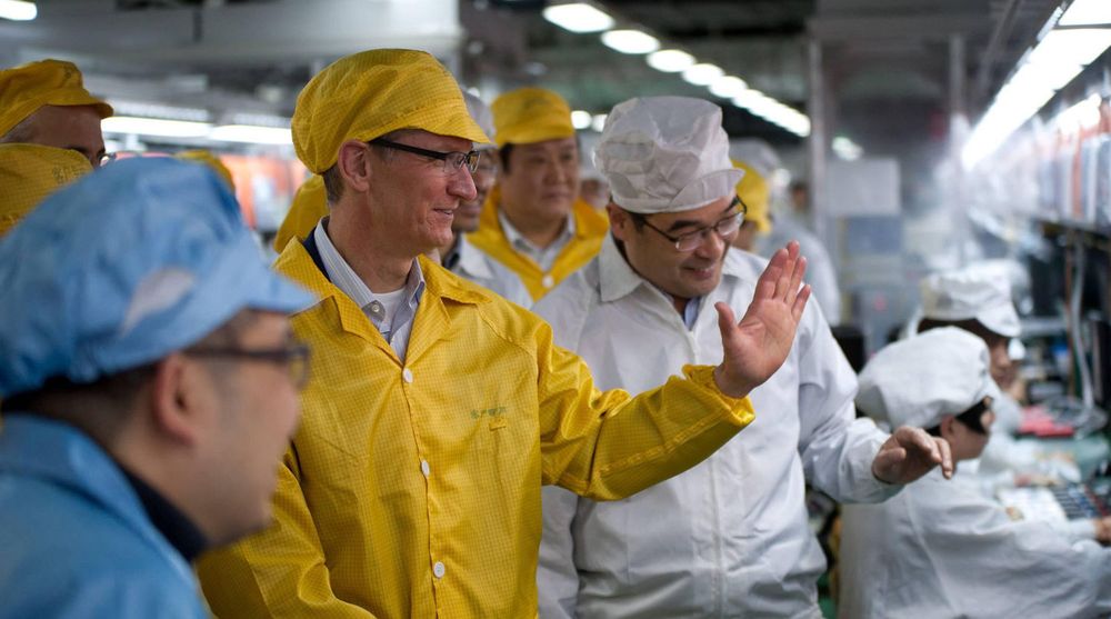 På sin første tur til Kina besøkte Apples toppsjef, Tim Cook, en av fabrikkene til Foxconn som setter sammen flere av selskapets produkter. Bildet er tatt onsdag, og delt ut til bildebyrået Reuters. Ingen journalister var med på omvisningen.