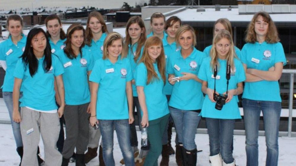 Disse jentene har fått drømmejobben med å teste ut Microsofts surfebord.  