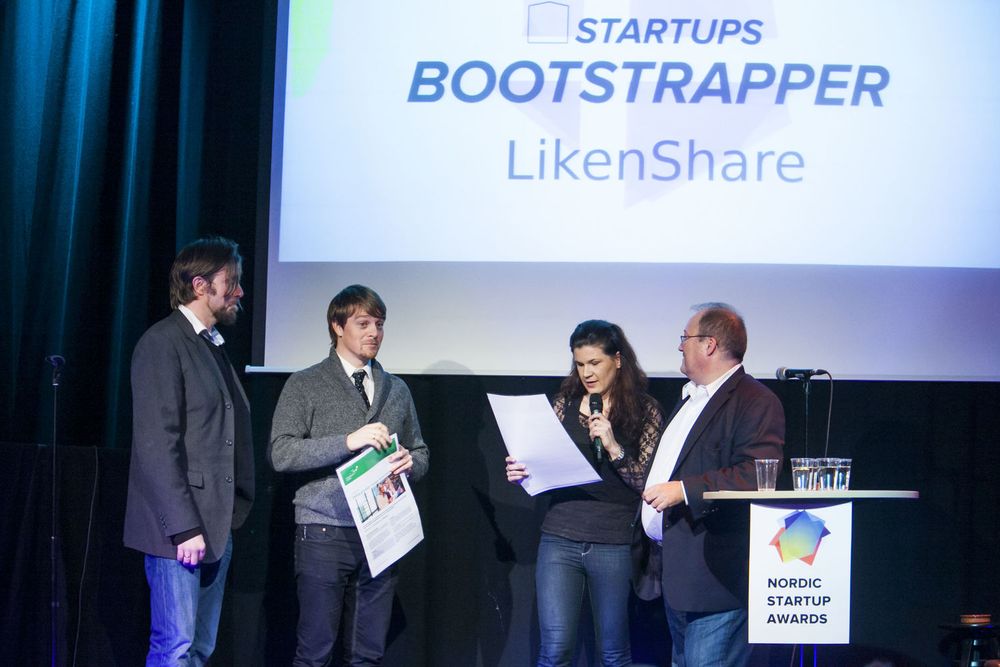Årets "Bootstrapper" ble LikenShare, her representert ved Tor Espedal og Øyvind Segrov. De får prisen fra Maja Adriaensen fra Startup Norway. 