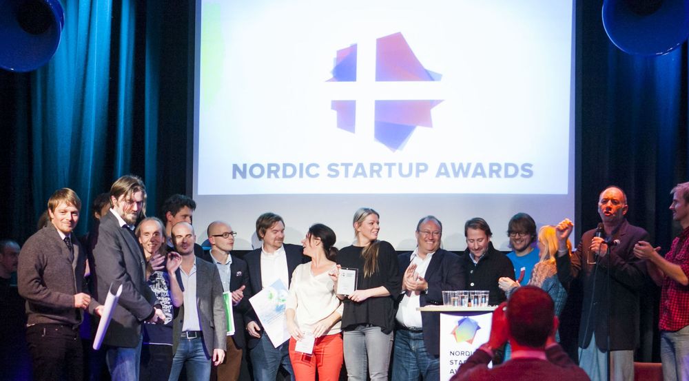 Tirsdag feiret gründerne seg selv i Oslo sentrum. En rekke oppstartsselskaper fikk priser i Nordic Startup Award og alle på bildet går videre til den nordiske finalen.