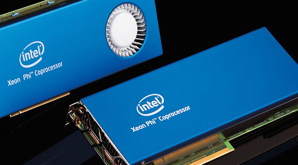 Intel Xeon Phi. Kortet til venstre, som har vifte, tilhører 3100-familien, mens det vifteløse kortet er en del av 5110P-familien.