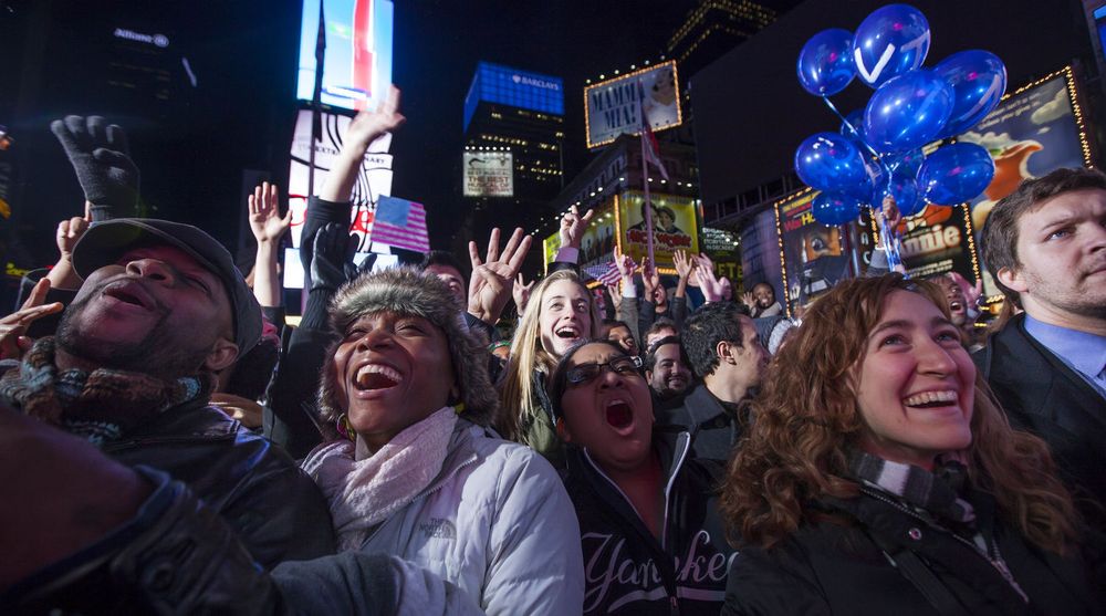 Tilhengere av Demokratene feirer gjenvalget av president Barack Obama på Times Square i New York, tidlig om morgenen den 7. november 2012. Mange av disse bidro sannsynligvis til trafikktoppene Twitter opplevde kvelden før, da resultat ble klart.