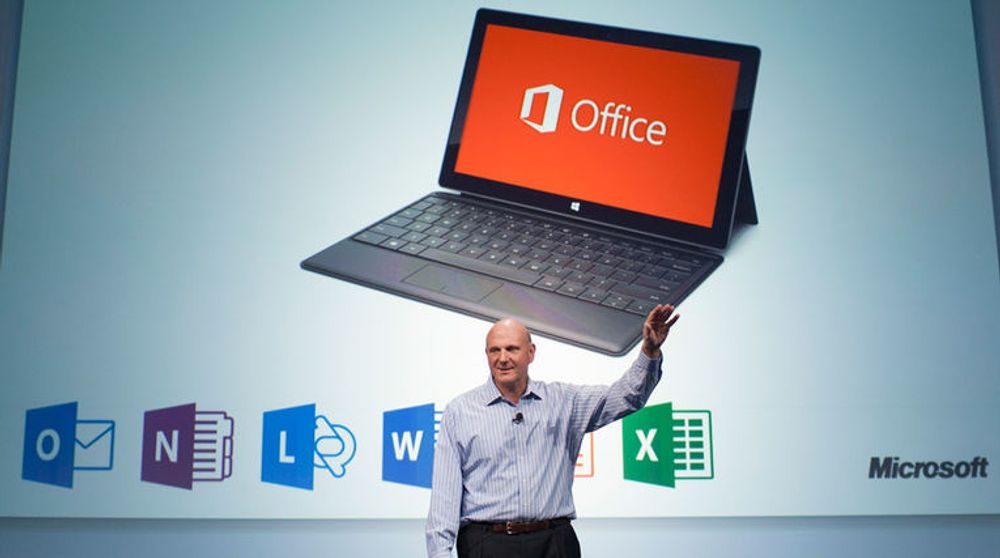 Steve Ballmer presenterte nye Office i går. Den skal forhåndsinstalleres på RT-versjonen (Arm-prosessor) av det nye nettbrettet Surface (bildet bak Ballmer). Hovedapplikasjonene er Outlook, OneNote, Lync, Word, PowerPoint og Excel.