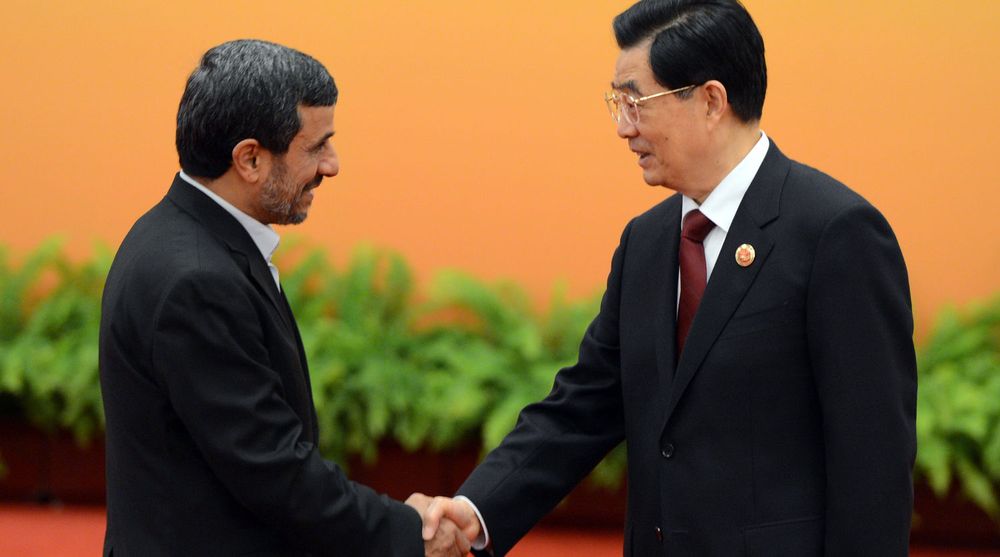 Irans president Mahmoud Ahmadinejad hilste på Kinas president Hu Jintao under et asiatisk toppmøte i Beijing 7. juni. Ifølge FBI har den kinesiske teleleverandøren ulovlig eksportert amerikansk teknologi til Iran.