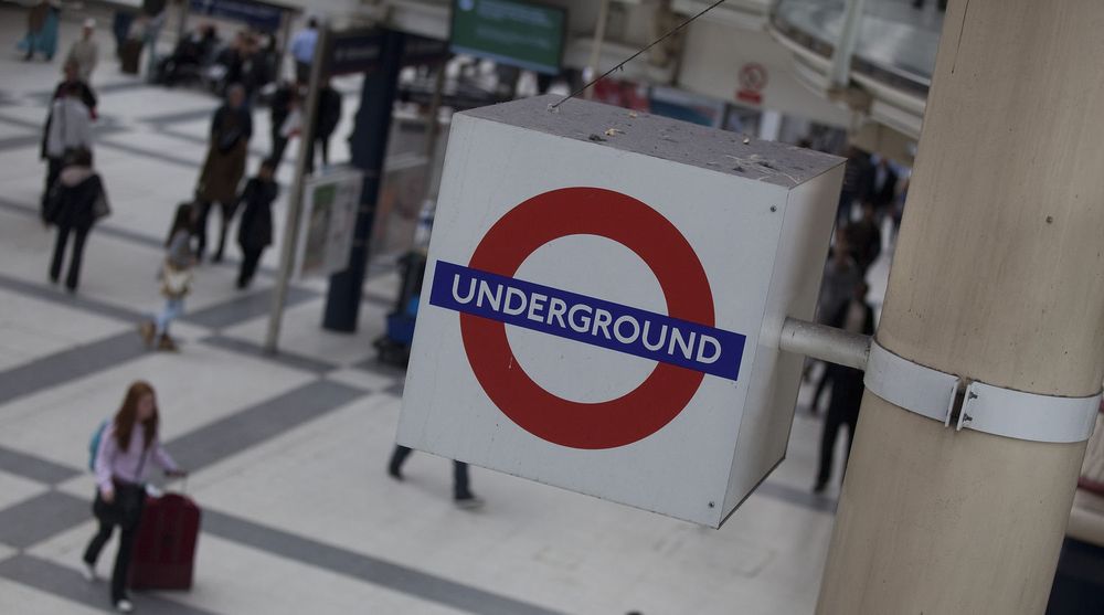 Passasjerer passerer under et London Underground-skilt ved Liverpool Street-stasjonen i London den 7. juni 2012. Det blir nok mer trangt om plassen når London 2012 starter den 27. juli.