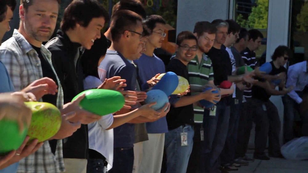 Mange Google-ansatte måtte bidra med å lempe gelebønner da Android Jelly Bean-figuren ble satt opp på plenen utenfor Android-avdelingen ved Google-hovedkvarteret Googleplex i Mountain View, California, i slutten av juni.