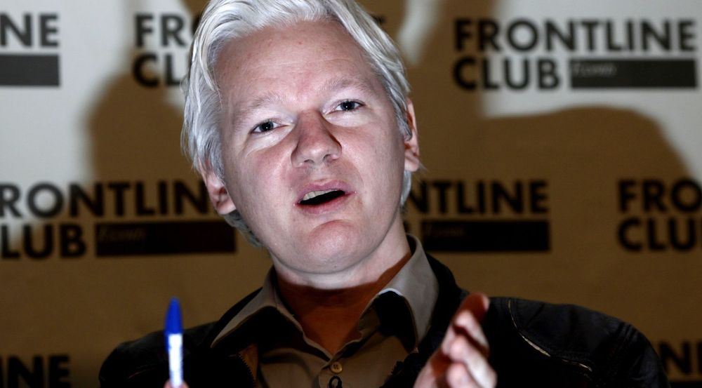 Storbritannia vurderer å hente ut Julian Assange (bildet) med makt. Wikileaks-gründeren har søkt tilflukt i Ecuadors ambassade i London.