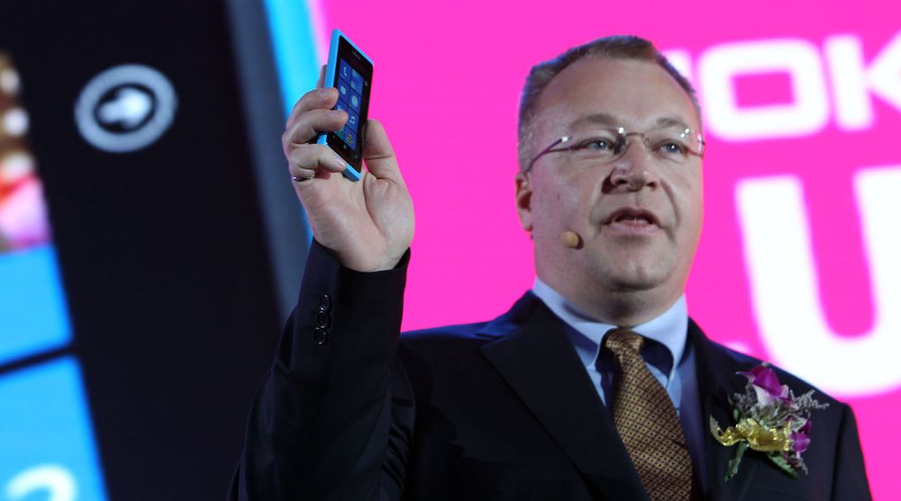Det kommer en ny Windows 8-mobil snart, sier Nokias toppsjef Stephen Elop, som samtidig forsikrer at de skal stå løpet ut med Microsoft.