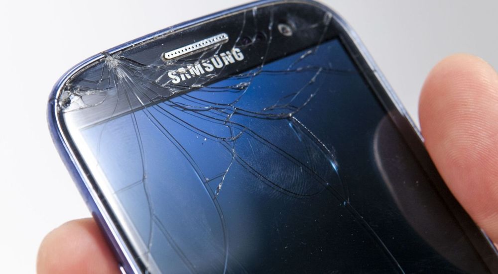 Samsung Galaxy S III med knust skjerm etter fall.
