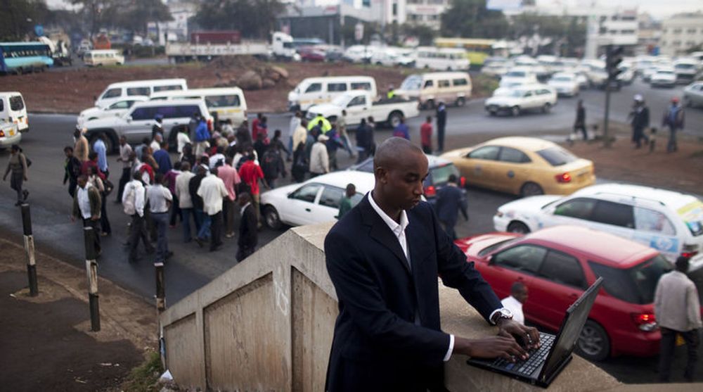 IBMs første forskningssenter i Afrika er åpnet. Bildet viser IBM-konsulent Shadrack Kioko mens han samler inn data om veiforhold og trafikkaos i Nairobi.