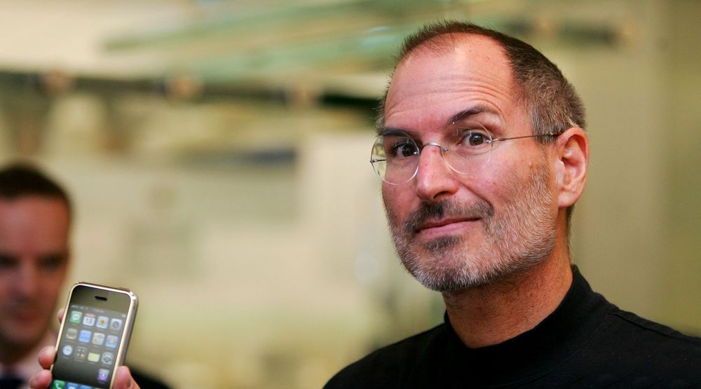 Steve Jobs viser frem iPhone under et arrangement i London i 2007. Telefonen tok markedet med storm og ble en stor suksess. Apple hevder nå at Samsung har rappet mange av løsningene de utviklet for telefonen. 