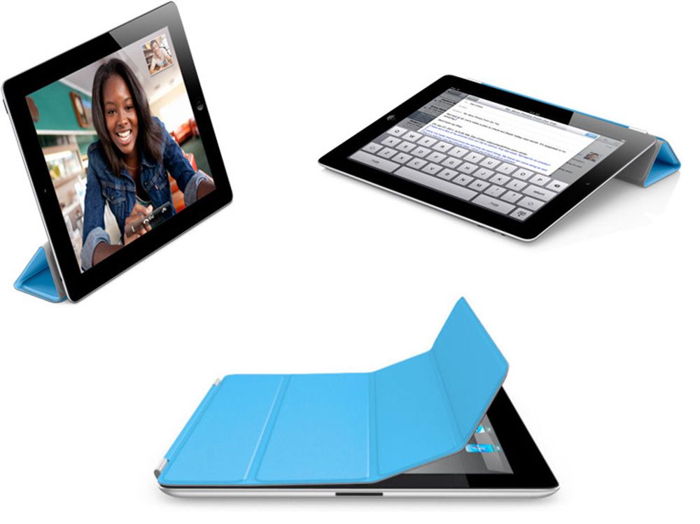 iPad 2 kan leveres med et «Smart Cover» i et stort utvalg farger. Apparatet startes automatisk straks dekselet fjernes. Dekselet kan brettes på ulik vis, til bruk i for eksempel videokonferanse eller under skriving.