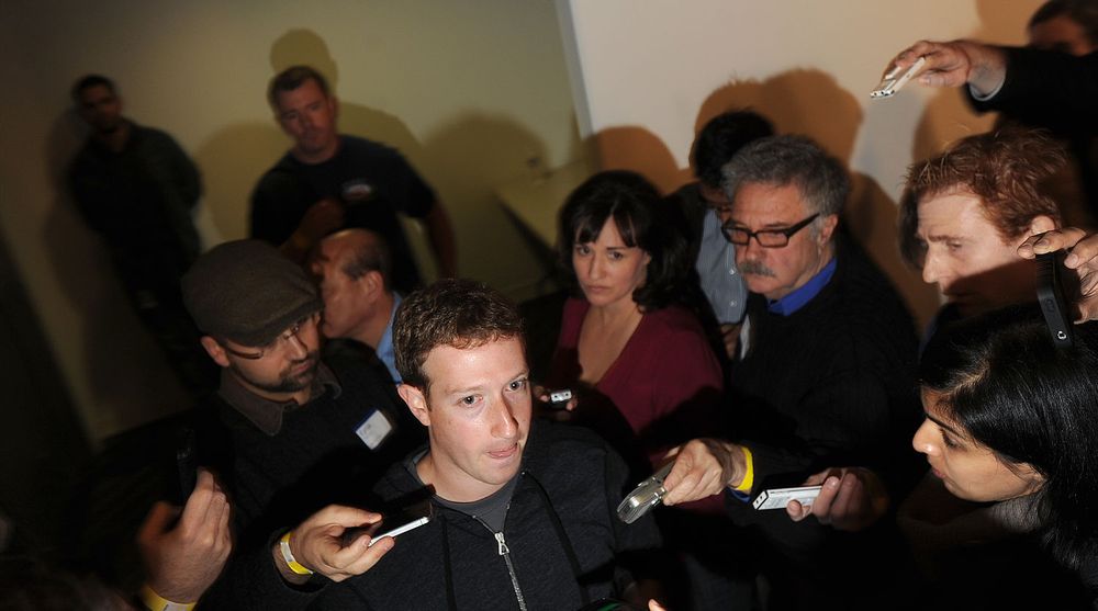 NEI: Det kommer ingen mobiltelefon fra Facebook, insisterer Mark Zuckerberg.