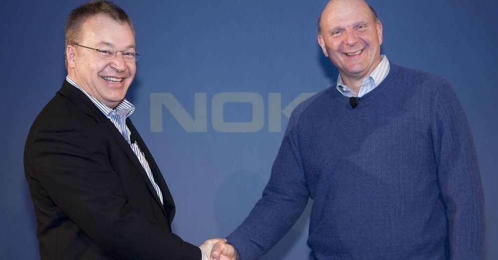 Nokias toppsjef, Stephen Elop, poserer her sammen med Steve Ballmer da de inngikk samarbeid om mobilplattform. Nå velsigner Elop og Nokia Googles oppkjøp av konkurrenten Motorola.