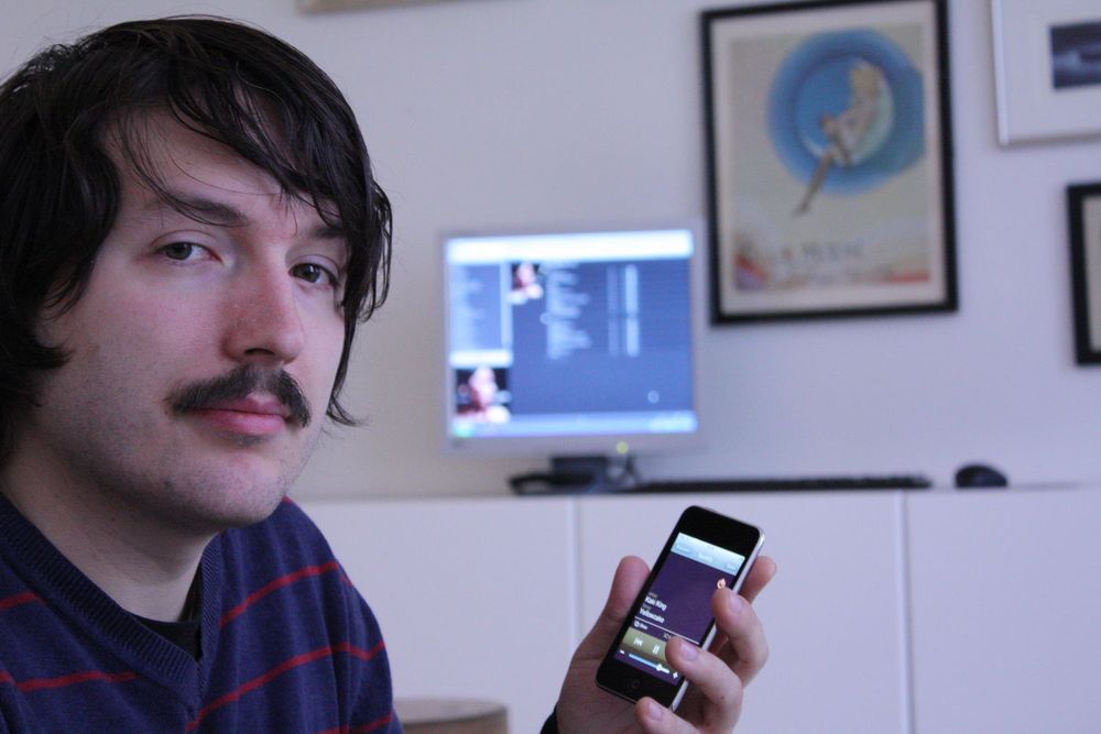 Fjernstyrer Spotify fra sofaen gjennom iPhone: Anders Oredsson, som til daglig utvikler nettlesere for Opera Software.