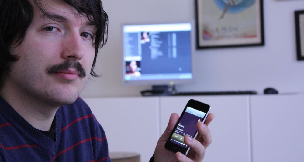 Fjernstyrer Spotify fra sofaen gjennom iPhone: Anders Oredsson, som til daglig utvikler nettlesere for Opera Software.