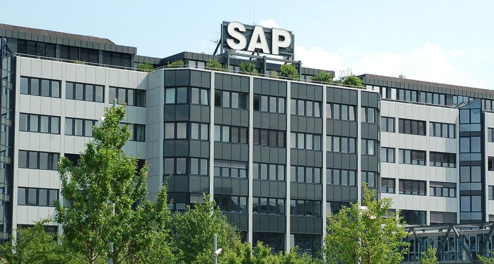 Den tyske programvarekjempen SAP søker å plassere seg i spissen for de forretningsmessige endringene de mener alle kundene må gjennom de kommende fem årene.