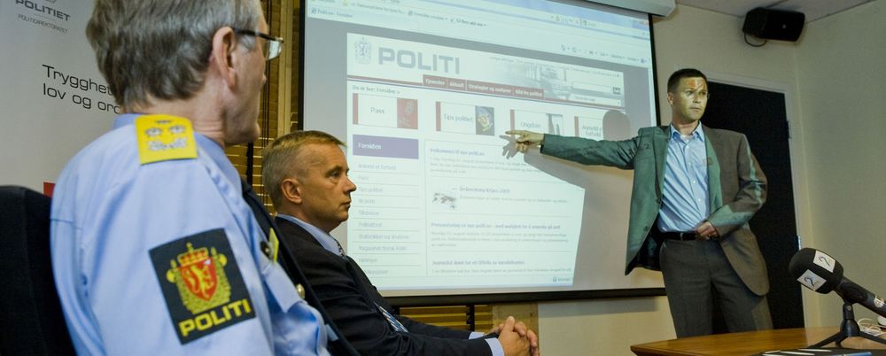 Kommunikasjonssjef Svein Holtan i Politidirektoratet er fornøyd med nye politi.no. Her demonstrerer han løsningen for justisminister Knut Storberget. 