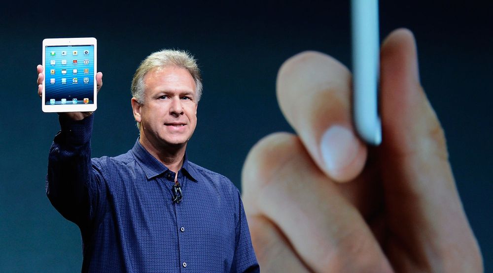 Apples Phil Schiller viser stolt frem Apple Mini, som ble lansert tirsdag kveld.
