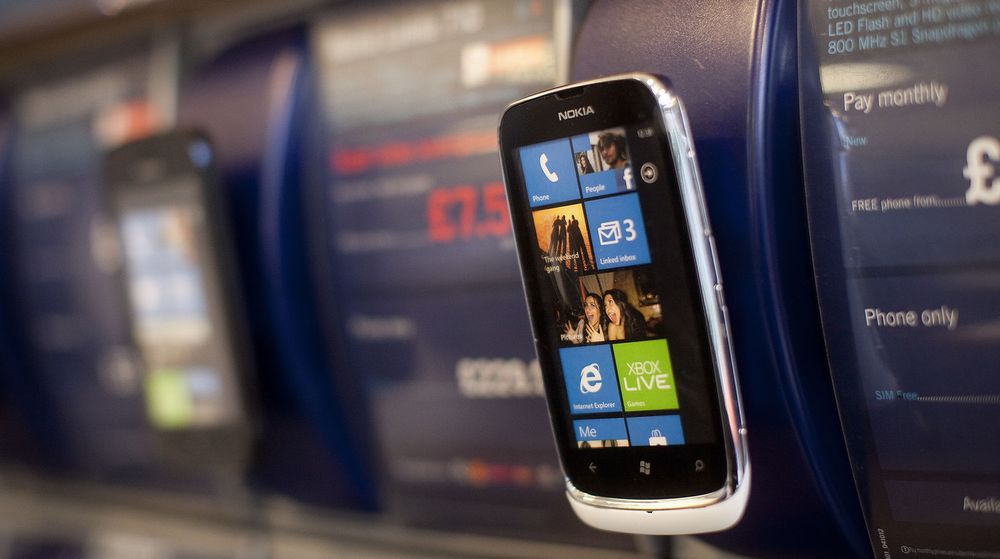 Smartmobilen Nokia Lumia 610 fotografert i en butikk tilhørende Carphone Warehouse Group i London tidligere denne uken. I Nokia henger også mobiltelefonene med hodet.