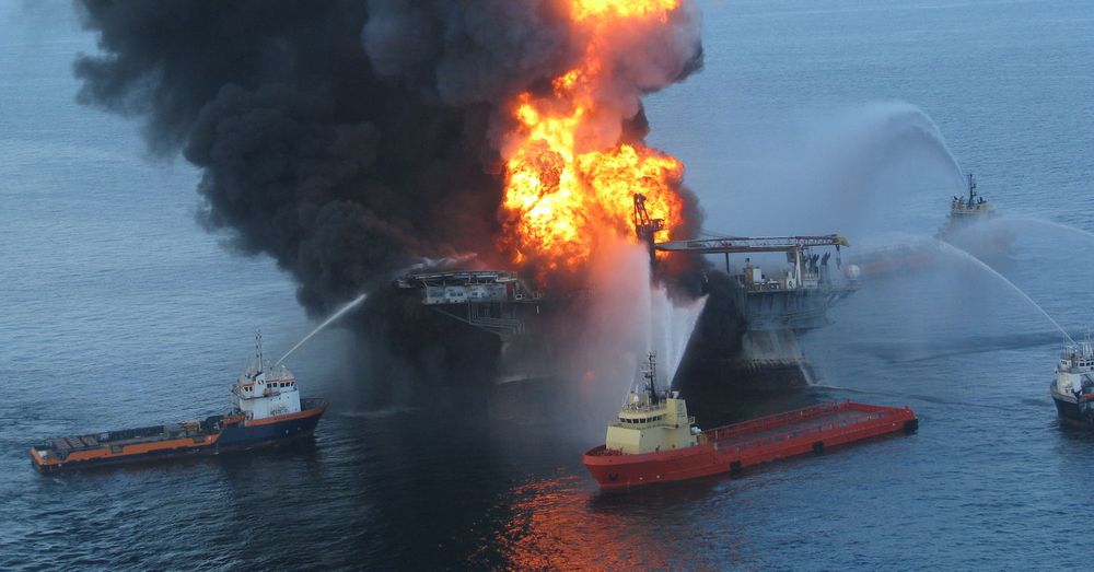 Kystvakten forsøker å slukke restene av oljeriggen Deepwater Horizon etter den katastrofale eksplosjonen.