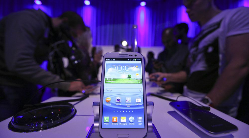 Samsungs nyeste flaggskip, Galaxy SIII, ble lansert i mai. Konkurransen mellom Samsung og Apple uttrykker seg også i form av 30 søksmål fordelt på ti land, der begge hevder at motparten har kopiert produkter og brutt patenter.