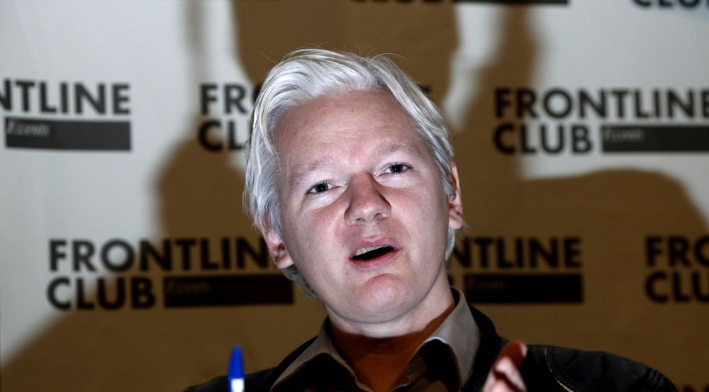 Julian Assange risikerer hard straff hvis han skulle havne i USA. Hvorfor han frykter utlevering fra Sverige til USA, er imidlertid uklart. Bildet er fra en pressekonferanse 27. februar 2012 da Assange forklarte hvorfor Wikileaks offentliggjorde interne e-poster fra analyseselskapet Stratfor.