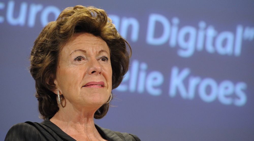 Neelie Kroes har sterk tro på at informasjonsteknologi kan bidra til å løse de store utfordringene Europa står overfor. Her avbildet under en pressekonferanse i 2010.