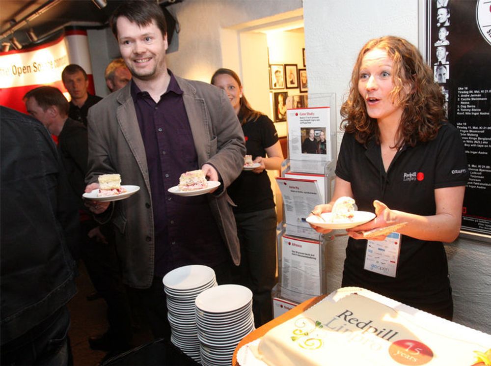 Jubilant: Linpro-gründer Dag Asheim delte ut kake sammen med Redpill Linpro-sjef Margrethe Gleditsch.